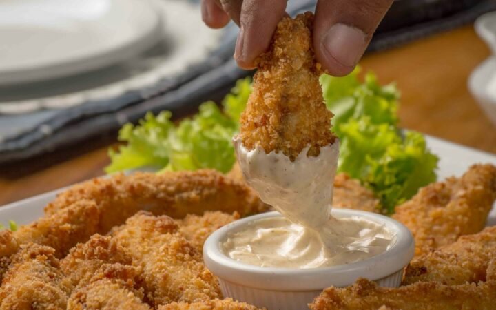 Ayam goreng dengan saus