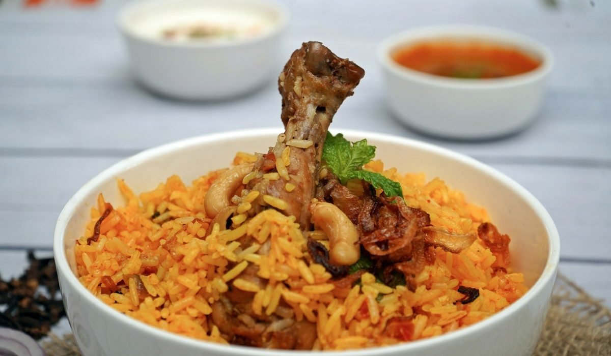 Nasi berbumbu dengan ayam