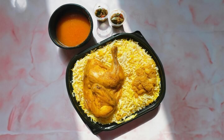 Nasi dan ayam dengan saus