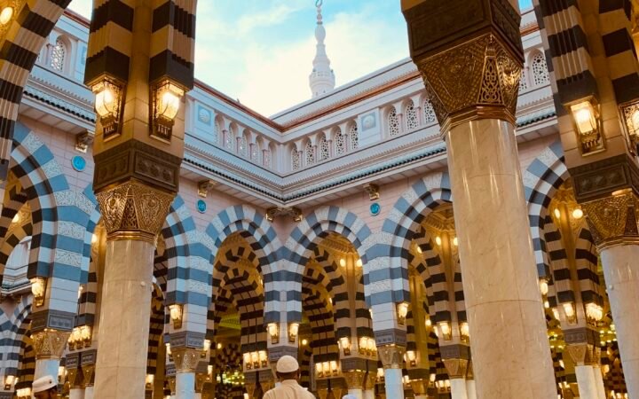 Bagian dalam Masjid Nabawi