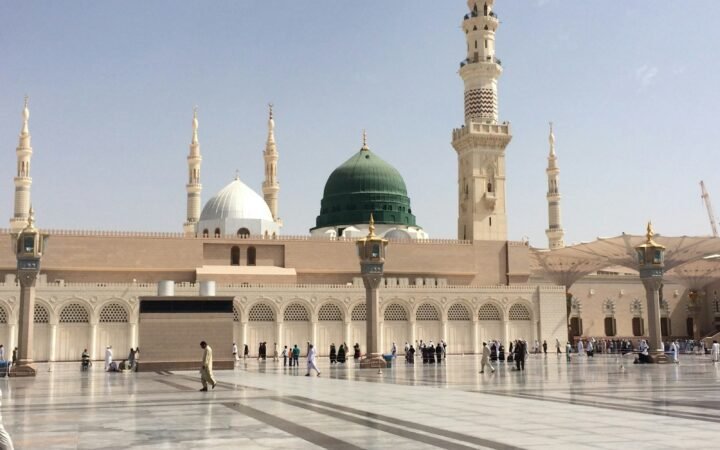 Jamaah di luar Masjid Nabawi