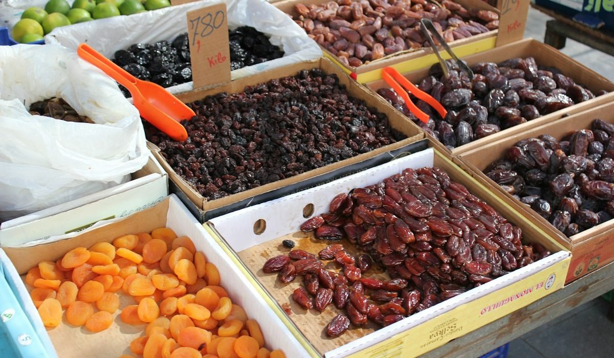Kurma dan buah kering di pasar