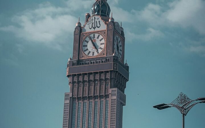 Menara jam Abraj Al-Bait, kompleks tempat hotel ini berada