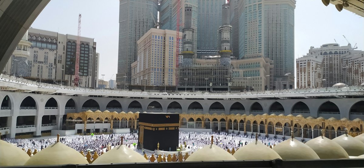 Kompleks Abraj Al-Bait dilihat dari Masjidil Haram, tempat hotel ini berada
