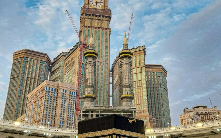 Ka'bah dan menara jam Abraj Al-Bait, kompleks tempat hotel ini berada